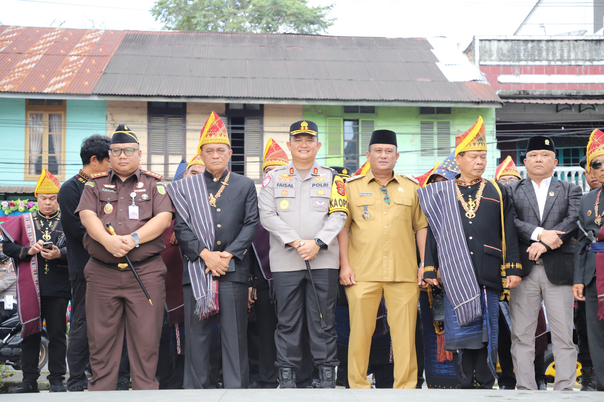 Rombongan Forkopimda saat akan memasuki halaman Gedung Nasional Djauli Manik.(dok nusantaranews-today/mula.P)
