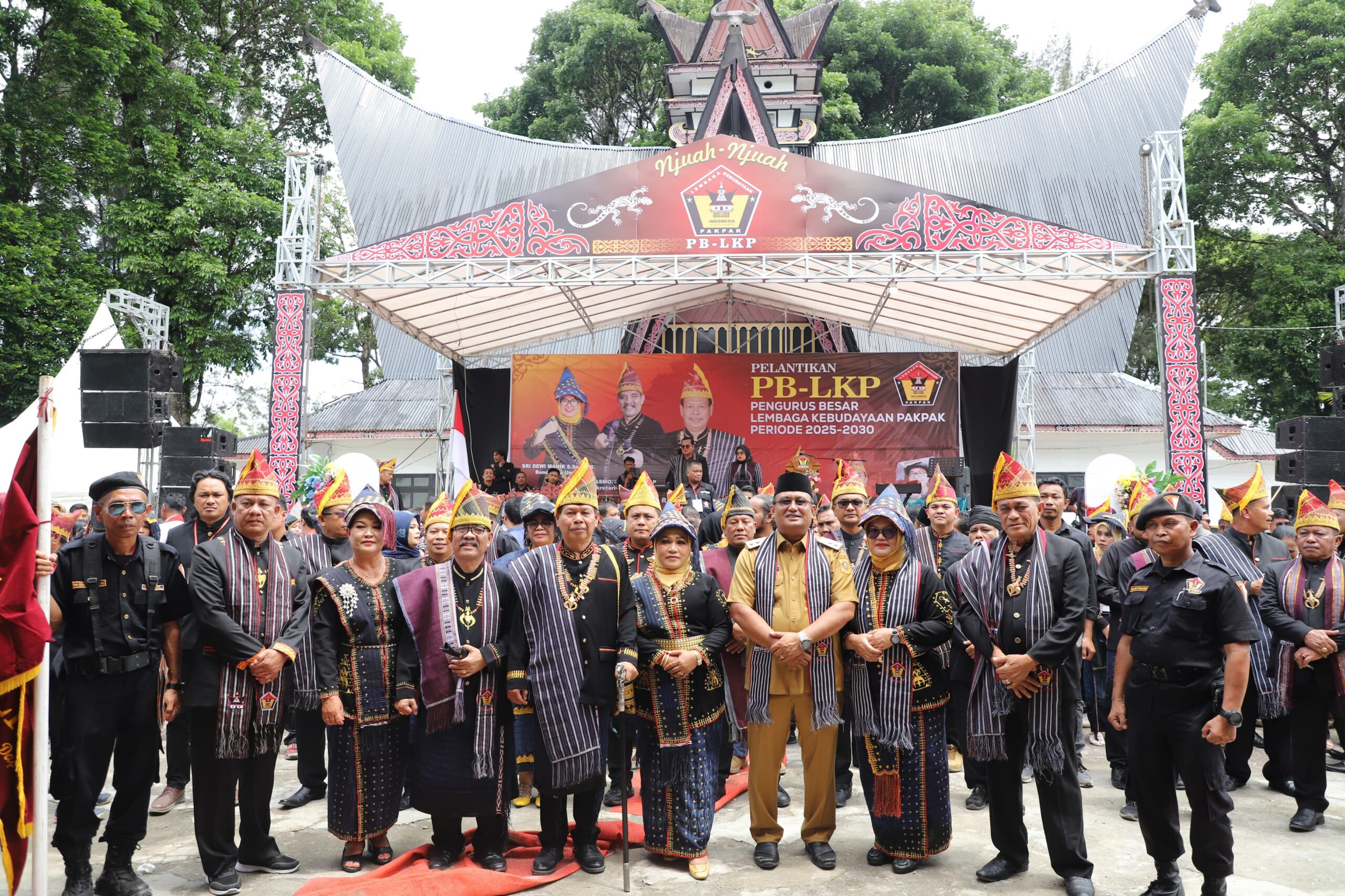 Wakil Bupati Dairi Wahyu Daniel Sagala foto bersama dengan Ketua, Sekretaris dan Bendahara PB-LKP (25/2/2025)(dok nusantaranews-today/mula.P)