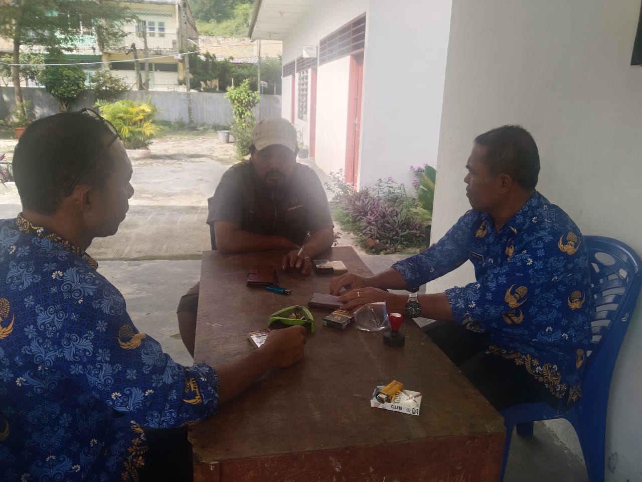 Ket Photo : pada saat berbincang-bincang di kantor camat bersama camat dan lurah kecamatan haranggaol. (by Redaksi)
