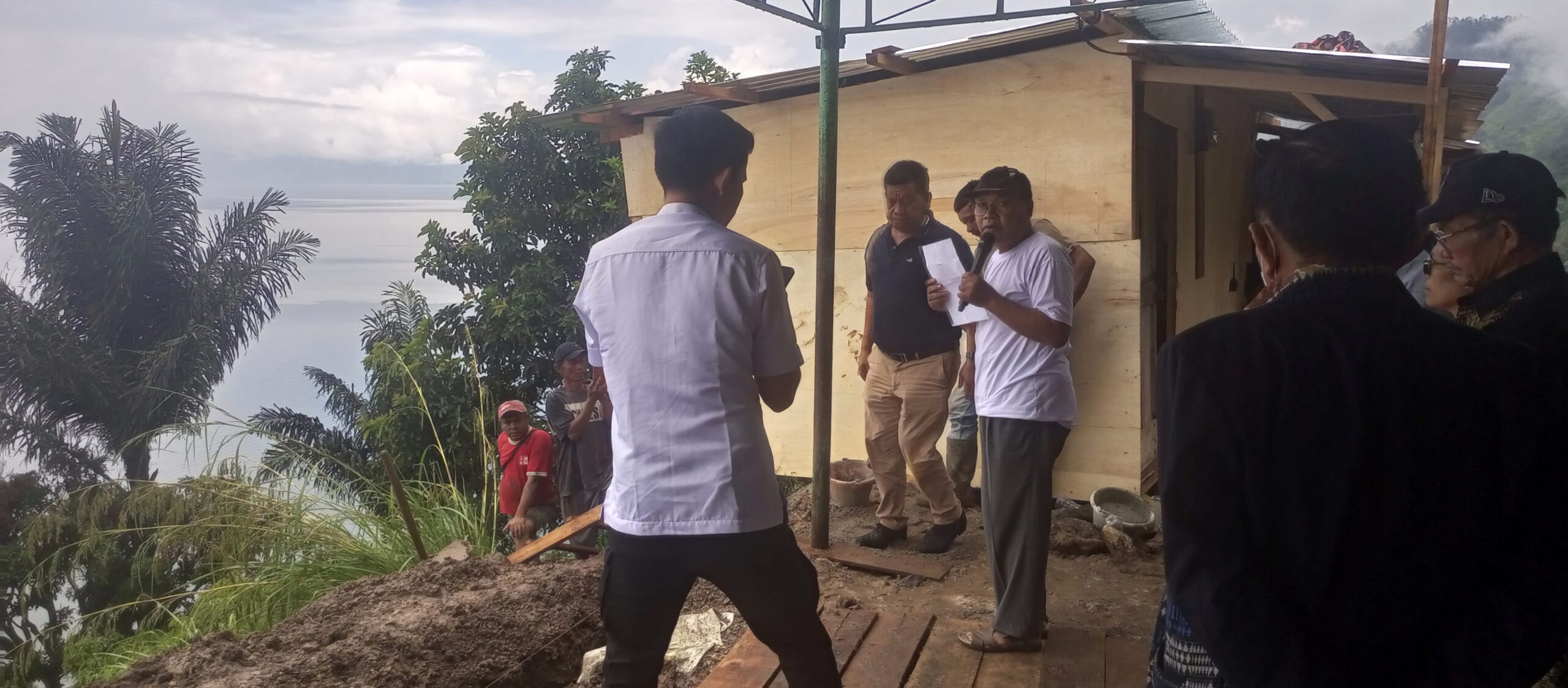ket photo : pada saat bpk radiapoh dan keluarga pada peletakan batu pertama untuk tugu popparan OP BAGAS di dusun liang deak(bukit cinta) (by redaksi)