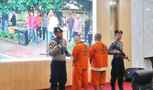 dua-mahasiswa-yang-menipu-temannya-di-umts-dihadirkan-saat-konferensi-pers-dok-polres-padangsidimpuan-1740290265674_169