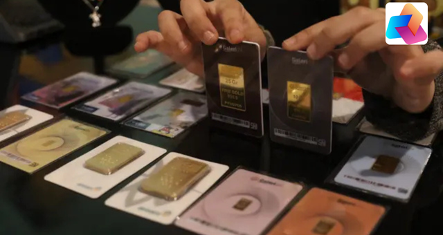 Karyawan menunjukkan kepingan emas yang dijual di Galeri 24, Jakarta, Selasa (15/12/2020). Harga emas hasil produksi PT Aneka Tambang Tbk (Antam) atau emas Antam kini turun Rp 1.000 per gram menjadi Rp 951 per gram pada perdagangan, Selasa (15/12). (nusantaranews-today/Angga Yuniar)