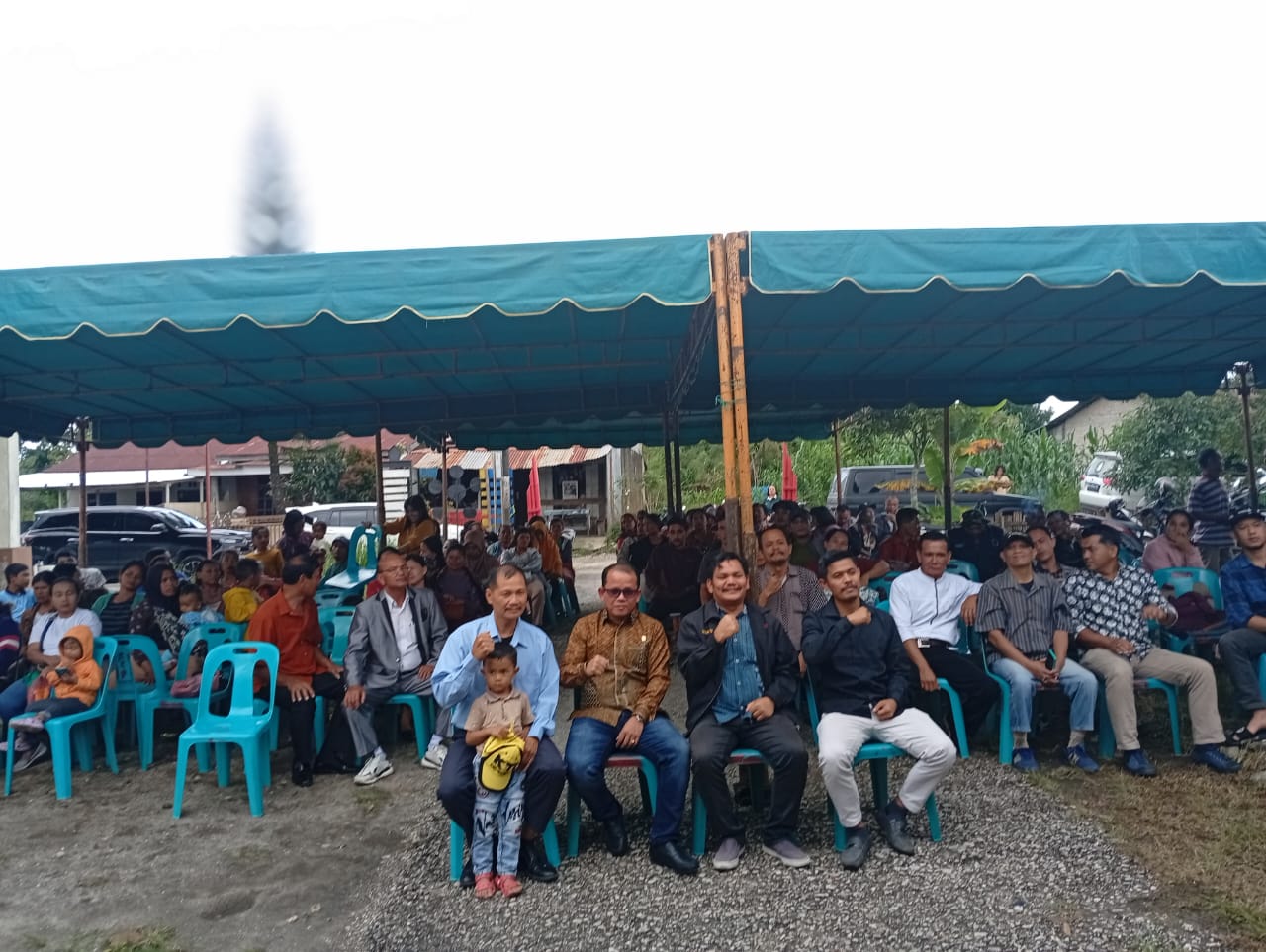 Sebelum meninggalkan lokasi tempat berlangsungnya Reses, Luhut Simanjuntak menyempatkan diri berfoto bersama masyarakat.