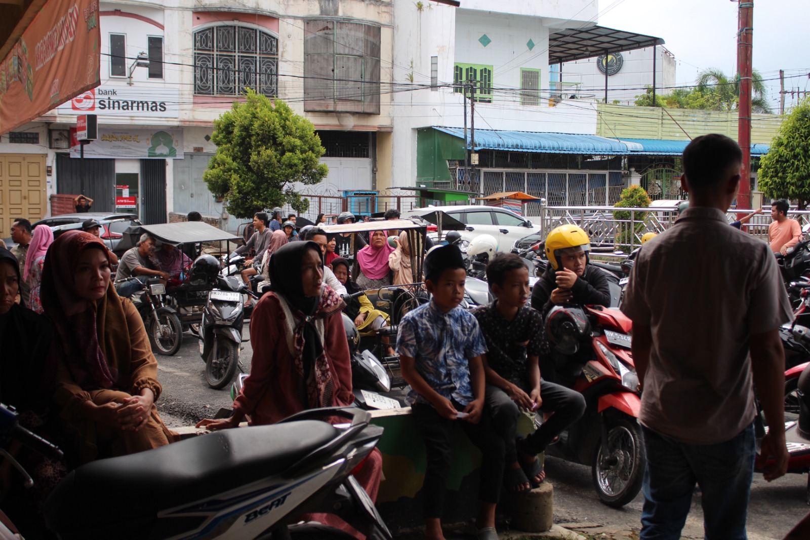 FOTO : kegiatan berbagi amal zakat grib jaya labuhan batu (BIRO LB SLS)