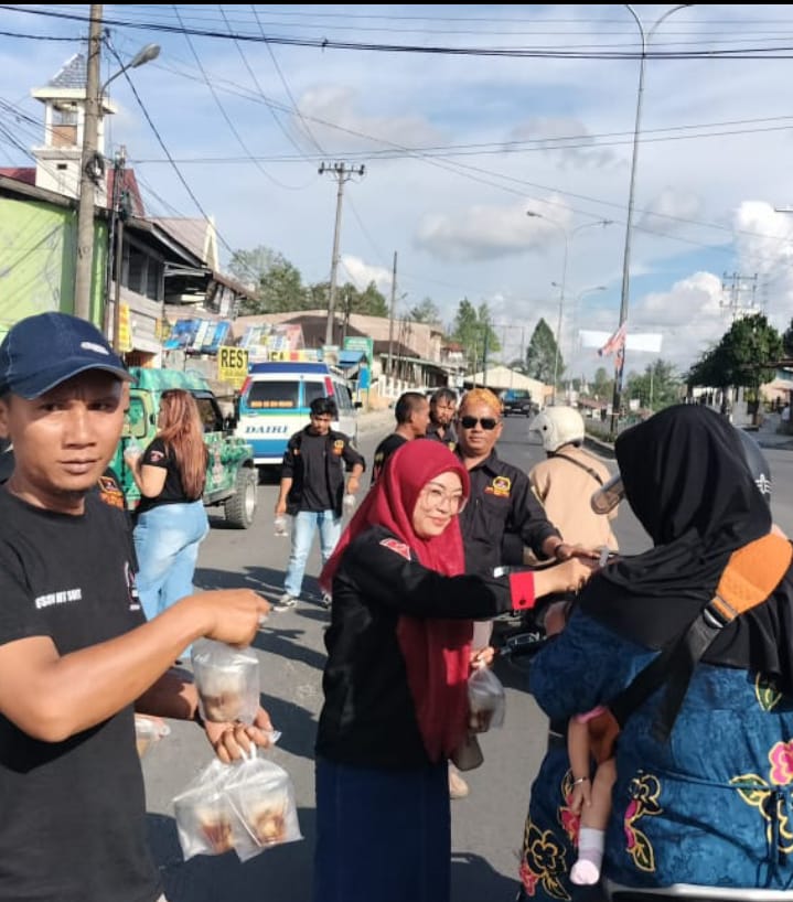 Isi bulan suci Ramadhan, DPC GRIB JAYA Dairi berbagi Takjil gratis kepada masyarakat dan pengendara yang melintas.