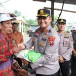 018d3aed-9a51-4d42-9019-c4395a4dc08e - Copy Kapolres Dairi Turun Langsung Salurkan Bantuan dan Semangat kepada Korban Puting Beliung Sosor Lontung