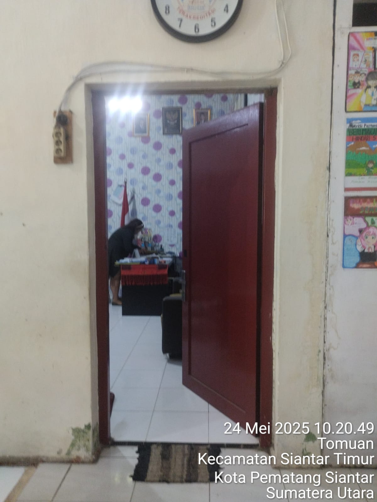 Foto :Ibu Martina bidang data SMP Negeri 8 Siantar sedang mencari buku daftar tamu Pimpinan