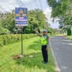 WhatsApp Image 2025-05-15 at 16.00.17 Polres Simalungun Pasang “Warning”! Jalur Siantar-Perdagangan Dipasangi Rambu Rawan Kecelakaan