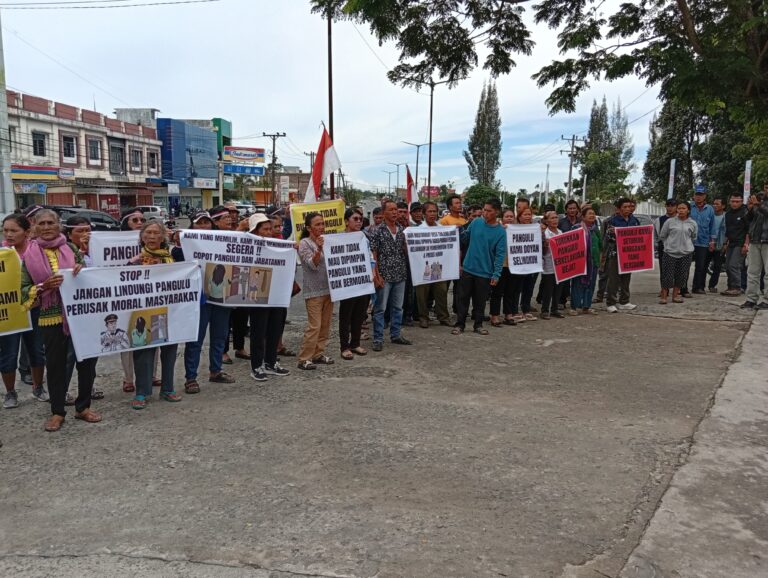 WhatsApp Image 2025-10-06 at 15.28.49 Mantap ! ! ! Aib Pangulu Terungkap Sudah ,Warga Tanjung Saribu Gelar Aksi.Advokat Gokma Sagala: “Kami Bela Rakya Tertindas!”