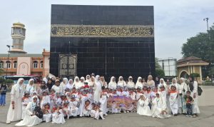 IMG-20261028-WA0020 Menanamkan Nilai Religius Sejak Dini: RA Bunayya Marelan Sukses Berpartisipasi dalam Peragaan Manasik Haji Anak-Anak PAUD Se-Kota Medan di Asrama Haji Medan
